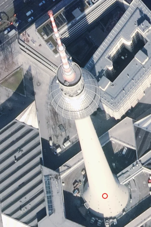 Der Berliner Fernsehturm von oben: Im Orthofoto kippen Schaft und Kugel weit nach Nordwesten vom roten Ring an seinem Fuß weg, im True-Orthofoto sitzt die Kugel direkt über dem Ring (before)