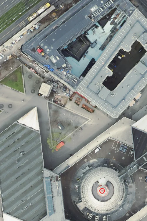 Der Berliner Fernsehturm von oben: Im Orthofoto kippen Schaft und Kugel weit nach Nordwesten vom roten Ring an seinem Fuß weg, im True-Orthofoto sitzt die Kugel direkt über dem Ring (after)