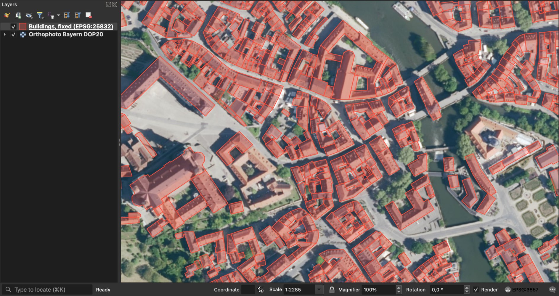 QGIS map of Bamberg's old town with red building outlines sitting exactly on the roofs of an aerial photo, after the layer's CRS was set to EPSG:25832.