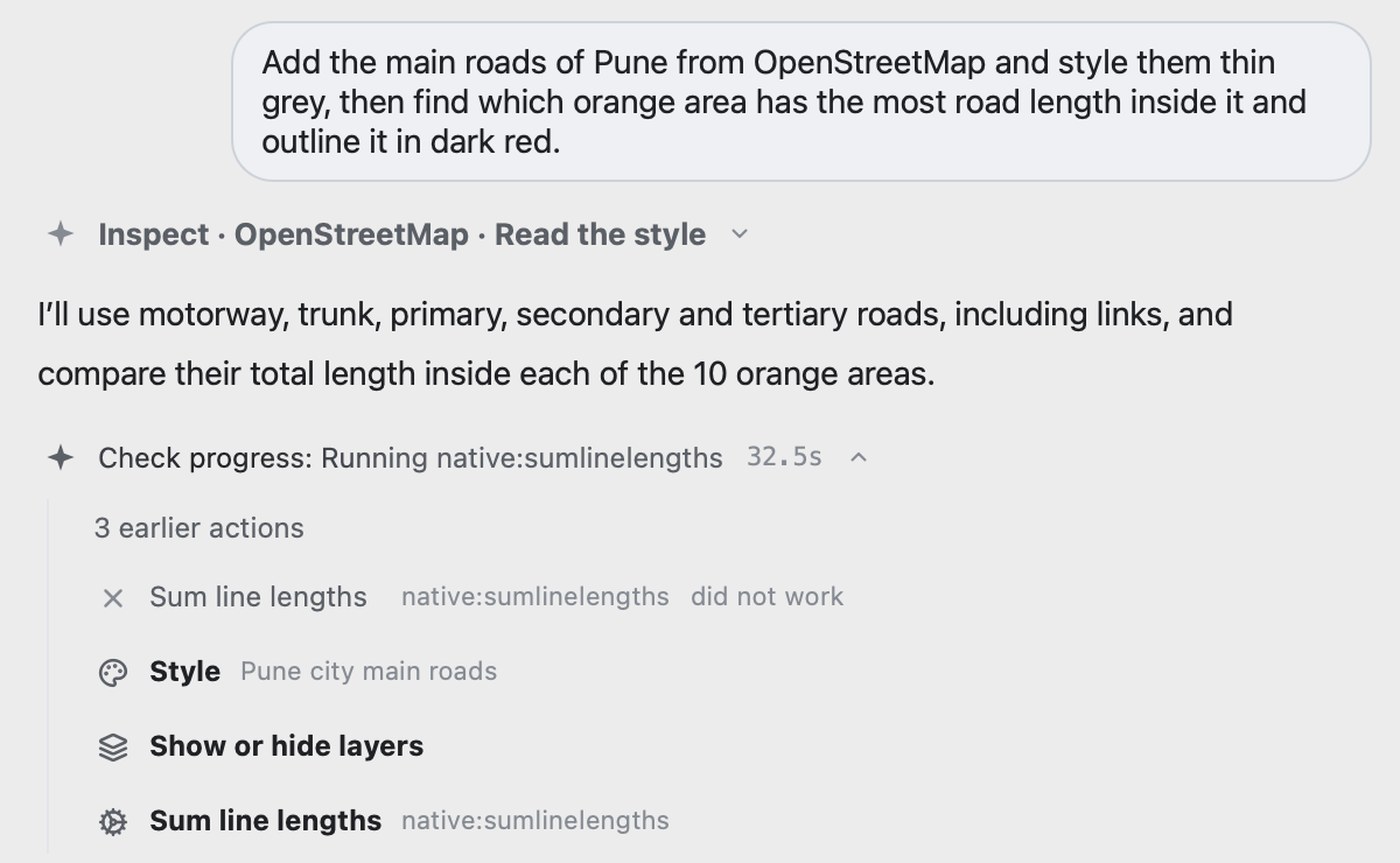 Ein KI-Agent-Chat in QGIS. Die Anfrage lautet, die Hauptstraßen von Pune aus OpenStreetMap hinzuzufügen, sie dünn und grau zu gestalten und die orange Fläche mit der größten Straßenlänge zu umranden. Der Agent antwortet, dass er Autobahnen sowie Trunk-, Primary-, Secondary- und Tertiary-Straßen verwendet und ihre Länge in jeder der 10 orangen Flächen vergleicht. Darunter seine Aktionsliste: Linienlängen summieren, markiert als nicht erfolgreich, dann Gestalten, Layer ein- oder ausblenden und Linienlängen summieren erneut in Arbeit, nach 32,5 Sekunden.