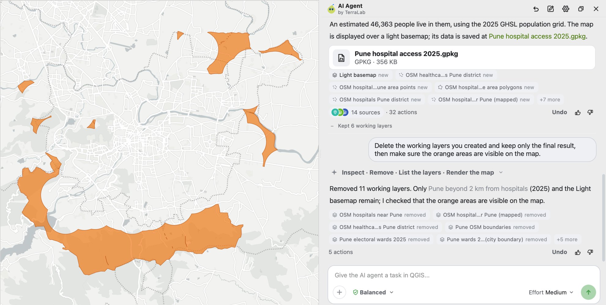 QGIS mit einem angedockten KI-Agent-Bedienfeld auf der rechten Seite. Die Karte zeigt orange Flächen am Stadtrand von Pune über einer hellgrauen Basiskarte. Das Bedienfeld meldet, dass dort geschätzt 46.363 Menschen leben (Bevölkerungsraster GHSL 2025), und zeigt das gespeicherte GeoPackage, die hinzugefügten Layer, 14 Quellen und 32 Aktionen. Darunter folgt die Bitte, die Arbeitslayer zu löschen, und die Antwort, dass 11 Arbeitslayer entfernt und die orangen Flächen auf der Karte geprüft wurden.