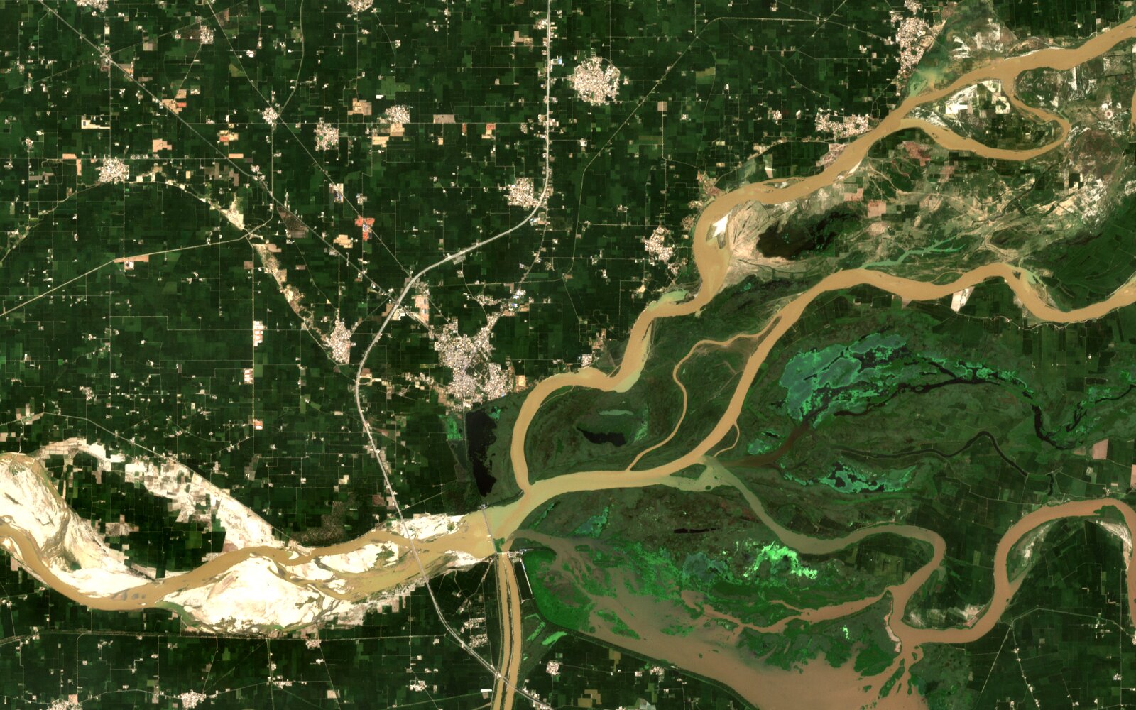 Sentinel-2 image of farmland around the Harike wetland in Punjab, India, where two rivers meet, then the same view as an NDVI map: fields in dark green, villages and sand in pale orange, rivers and the reservoir in red. (before)