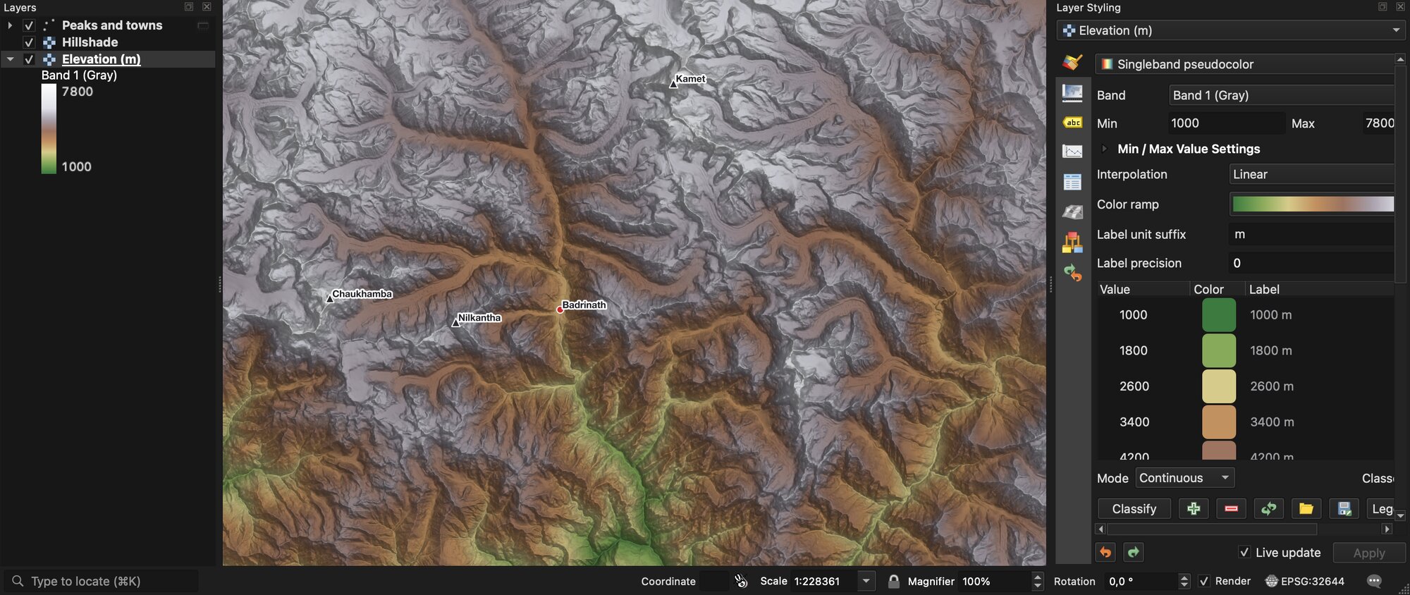 QGIS che mostra una mappa di elevazione dell'Himalaya intorno a Badrinath, nell'Uttarakhand, in India, colorata dai fondovalle verdi ai versanti marroni fino alle vette bianche, con ombreggiatura. Le etichette indicano Kamet, Chaukhamba, Nilkantha e Badrinath. Il pannello Stile layer a destra mostra uno pseudocolore a singola banda da 1000 a 7800 metri, con punti di colore a 1000, 1800, 2600, 3400 e 4200 m.