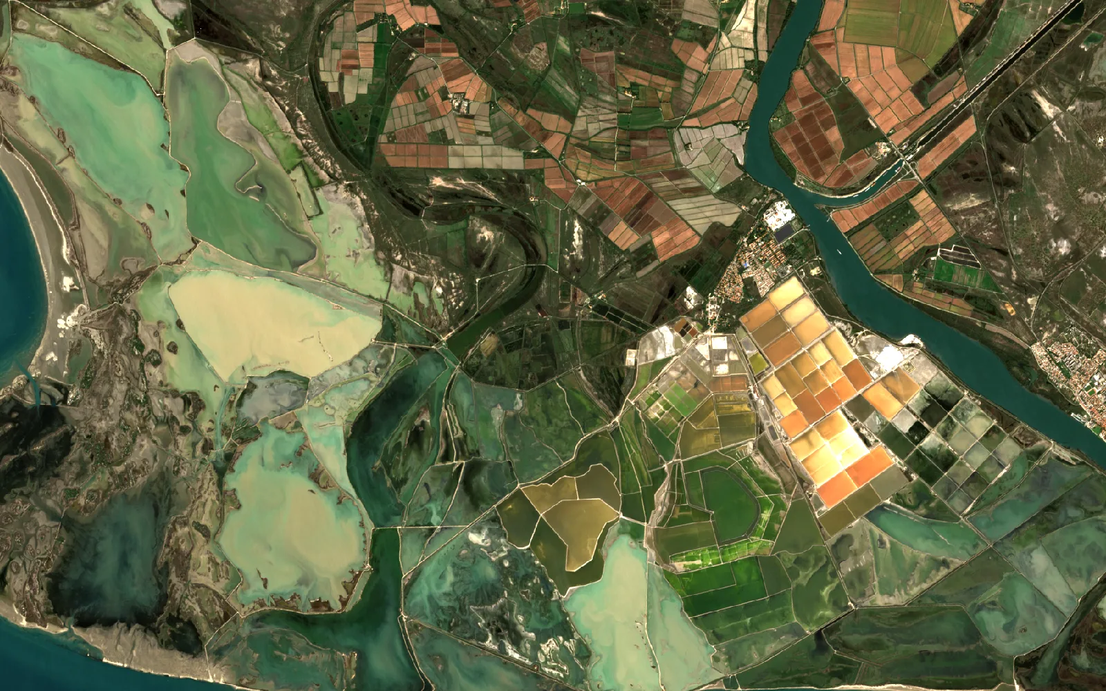 Hetzelfde deel van de Rhônedelta in ware kleuren en in valse kleuren. In valse kleuren is de rivier donkerblauw, zijn de ondiepe lagunes lichtblauw, de zoutpannen turquoise en de vegetatie langs de rivier rood. (before)