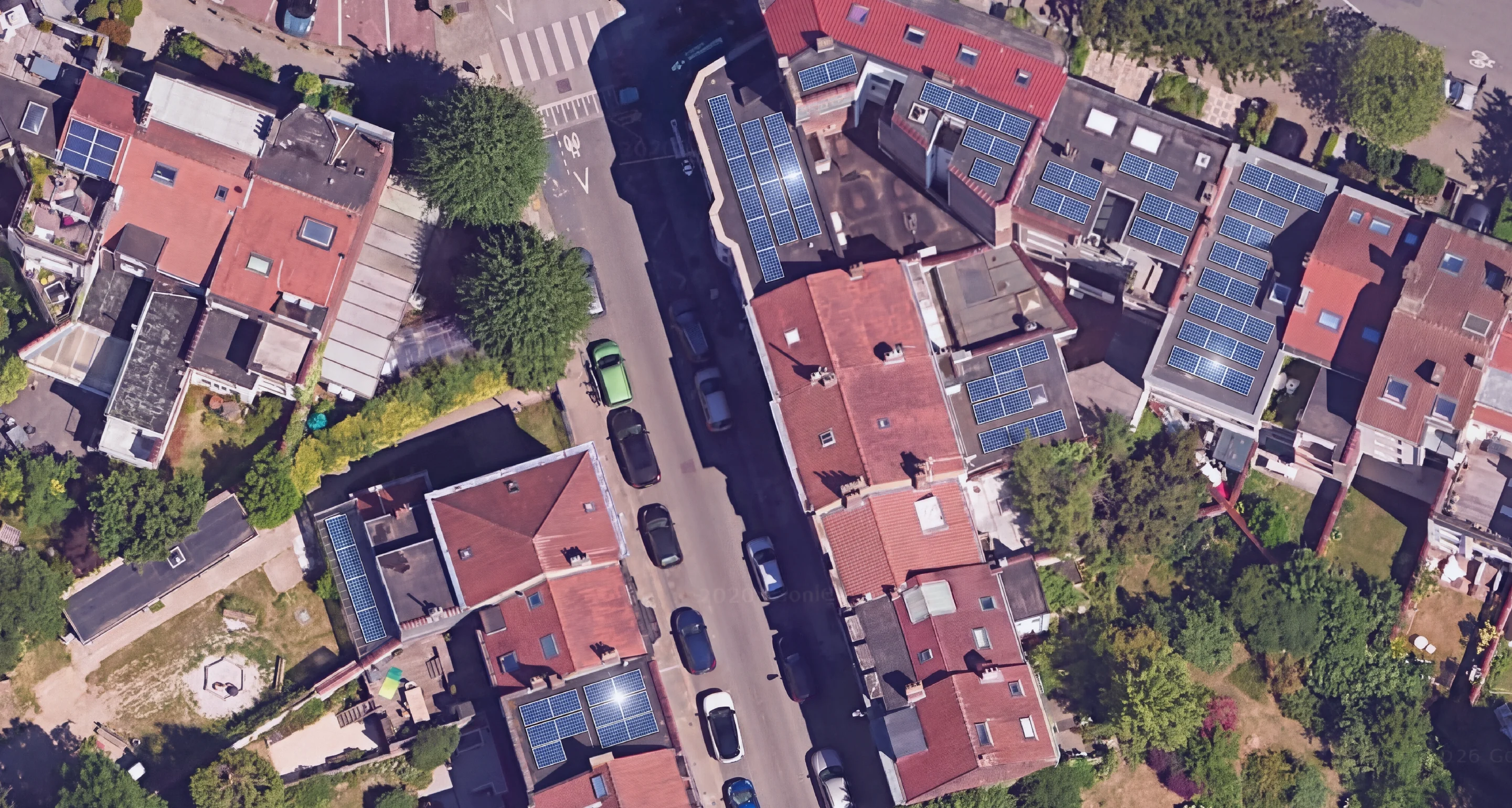Une rue résidentielle avant et après l'ajout de panneaux solaires sur les toits (after)