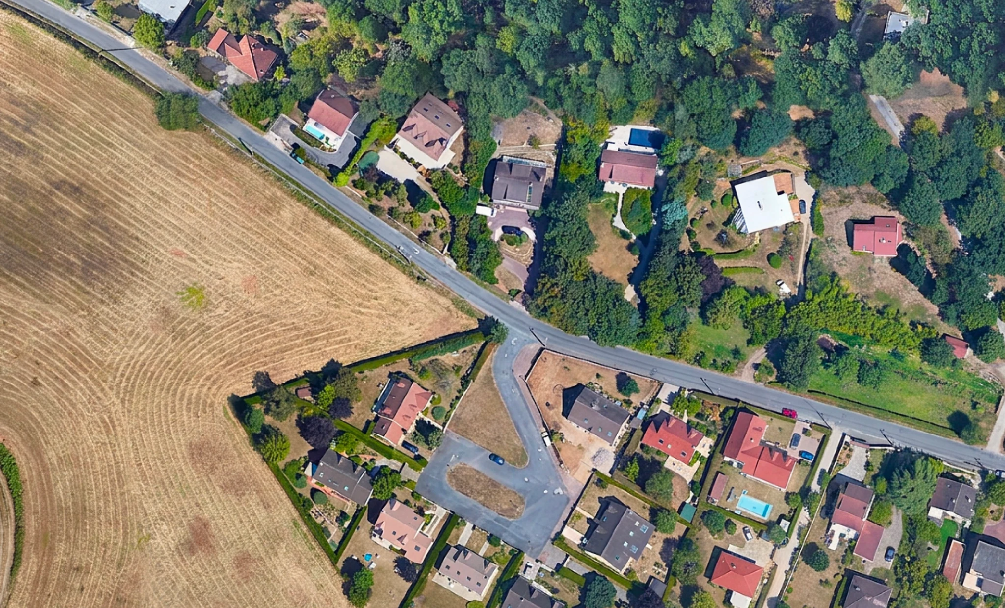 Une tuile péri-urbaine avant et après la montée en résolution, avec des toits et des haies plus nets (after)